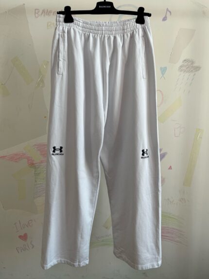 Pantaloni sportivi bianchi Under Armour, comodi, leggeri e versatili per allenamento e casual.