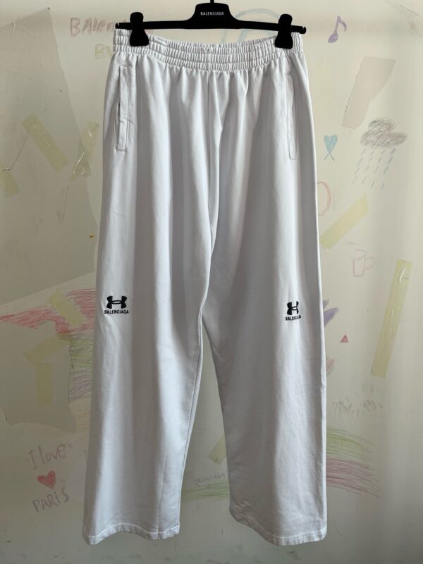 Pantaloni sportivi bianchi Under Armour, comodi, leggeri e versatili per allenamento e casual.