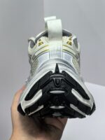 Scarpe da corsa bianche con suola nera, pull tab e design moderno e versatile.
