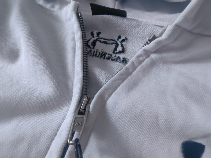 Giacca bianca sportiva con zip e logo crab, morbida e resistente, perfetta per attività casual e sportive.