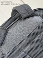 Zaino nero resistente con maniglia robusta e dettaglio modello M30857, stile moderno e versatile.