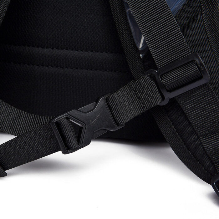 Cintura e spallacci robusti dello zaino in nylon resistente, design moderno e funzionalità.