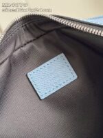 Interno di borsa con tasca in pelle blu e cerniera resistente.