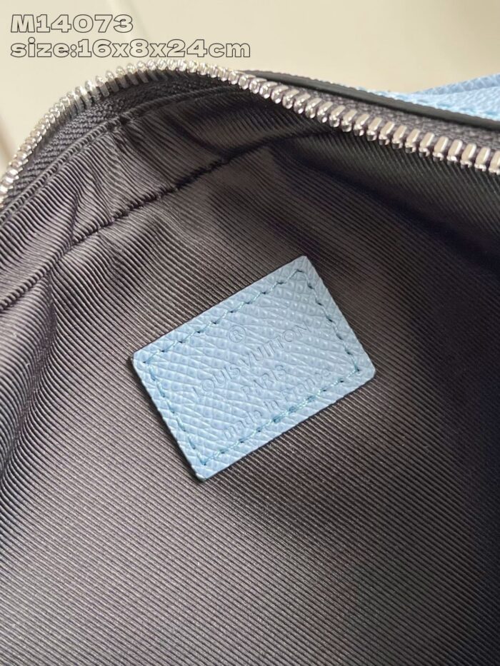 Interno di borsa con tasca in pelle blu e cerniera resistente.