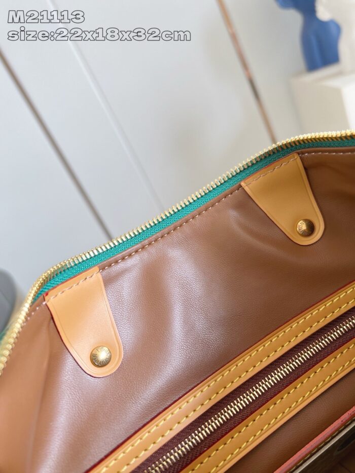 Interno di borsa in pelle con tasche organizzate e dettagli eleganti in tonalità calde.