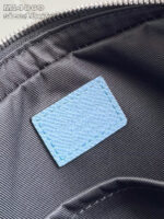 Etichetta interna blu su bag di lusso, dettaglio elegante e raffinato.