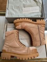 Stivali Balenciaga beige in pelle con suola chunky e dettagli eleganti, presentati nella scatola di lusso.