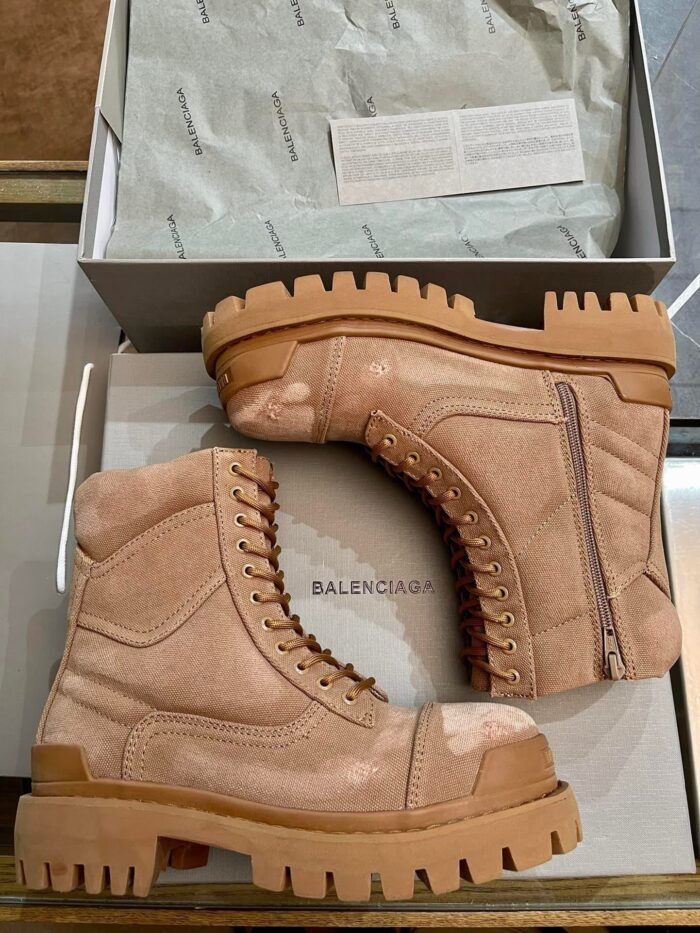Stivali Balenciaga beige in pelle con suola chunky e dettagli eleganti, presentati nella scatola di lusso.