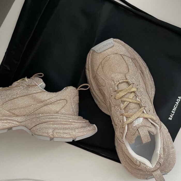 Sneaker Balenciaga beige con suola chunky e dust bag nero, stile moderno e di lusso.