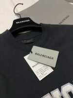 Felpa Balenciaga nera con logo audace, design minimalista e dettagli di lusso.