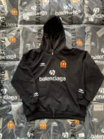 Felpa nera Balenciaga con logo e dettagli sportivi Umbro, stile casual e di tendenza.