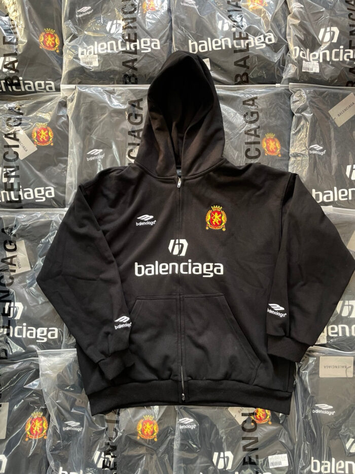Felpa nera Balenciaga con logo e dettagli sportivi Umbro, stile casual e di tendenza.
