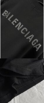 T-shirt Balenciaga nera, logo bianco bold, stile minimalista e di lusso per uomo.