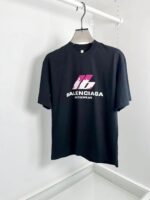 T-shirt Balenciaga nero con logo rosa e bianco, stile urban streetwear, moda moderna casual.