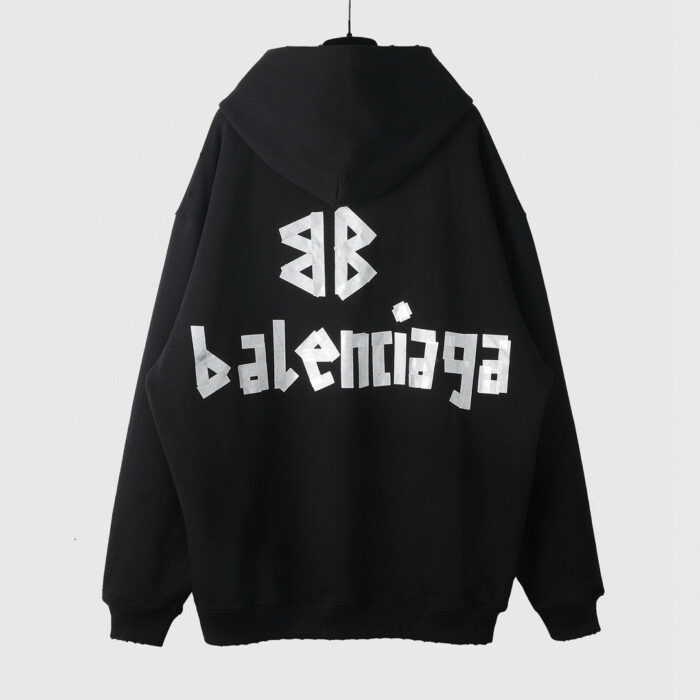 Felpa oversize Balenciaga nera con grafica metallica e lettering AB sul retro.