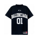 T-shirt Balenciaga nera oversize con logo e dettaglio sportivo, stile streetwear di lusso.