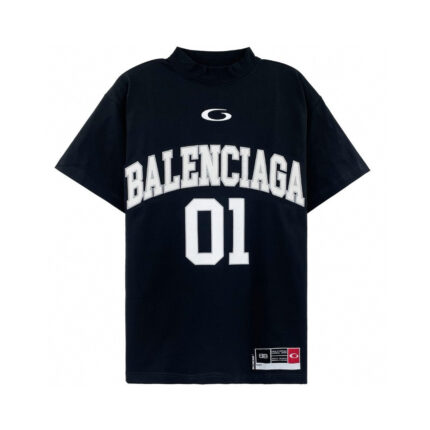 T-shirt Balenciaga nera oversize con logo e dettaglio sportivo, stile streetwear di lusso.