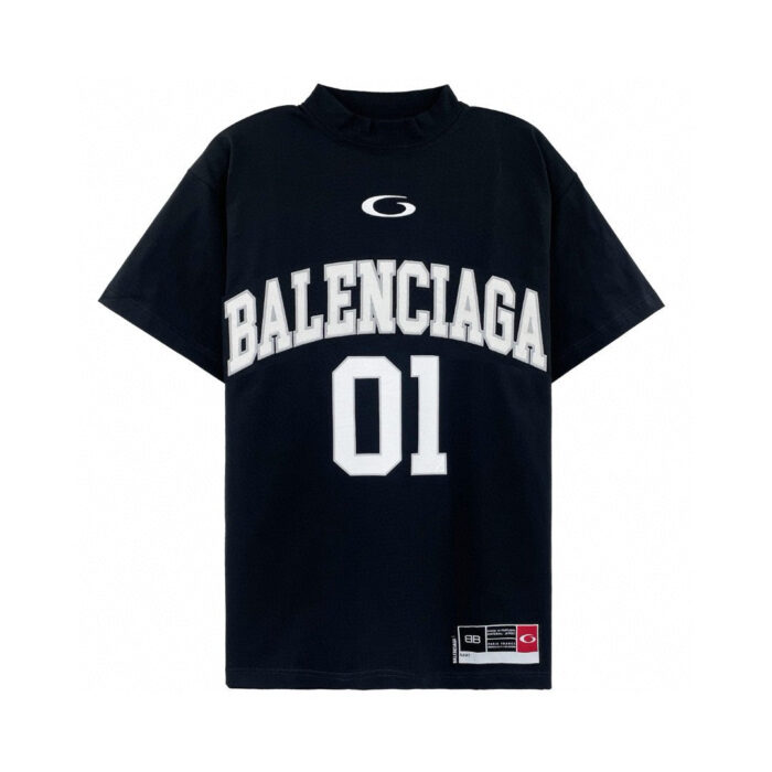 T-shirt Balenciaga nera oversize con logo e dettaglio sportivo, stile streetwear di lusso.