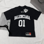 Maglietta Balenciaga nera con logo bianco e numero 01, stile casual e streetwear.