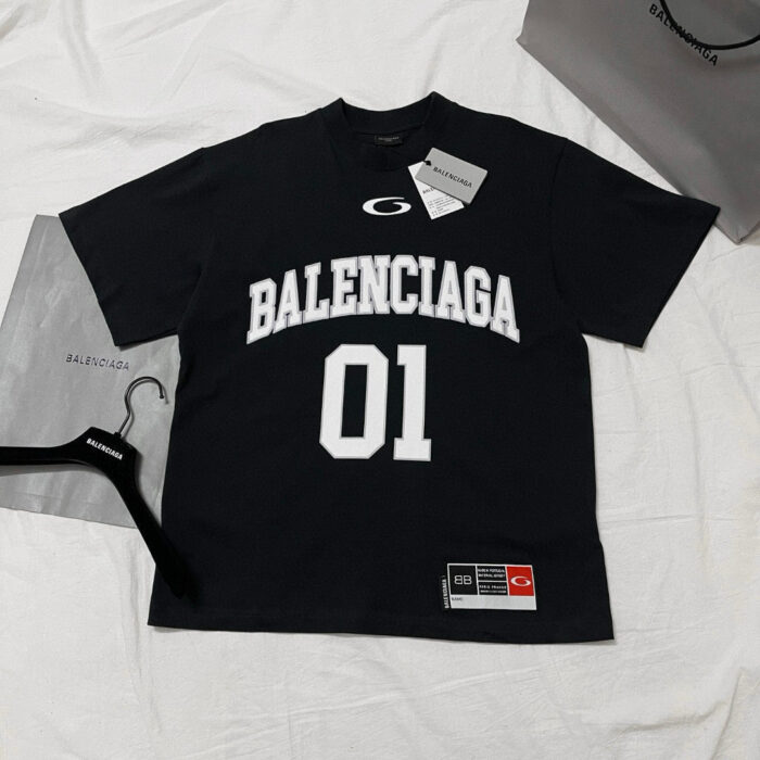 Maglietta Balenciaga nera con logo bianco e numero 01, stile casual e streetwear.