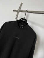 Felpa nera Balenciaga con collo alto, logo discreto, stile moderno e sofisticato.