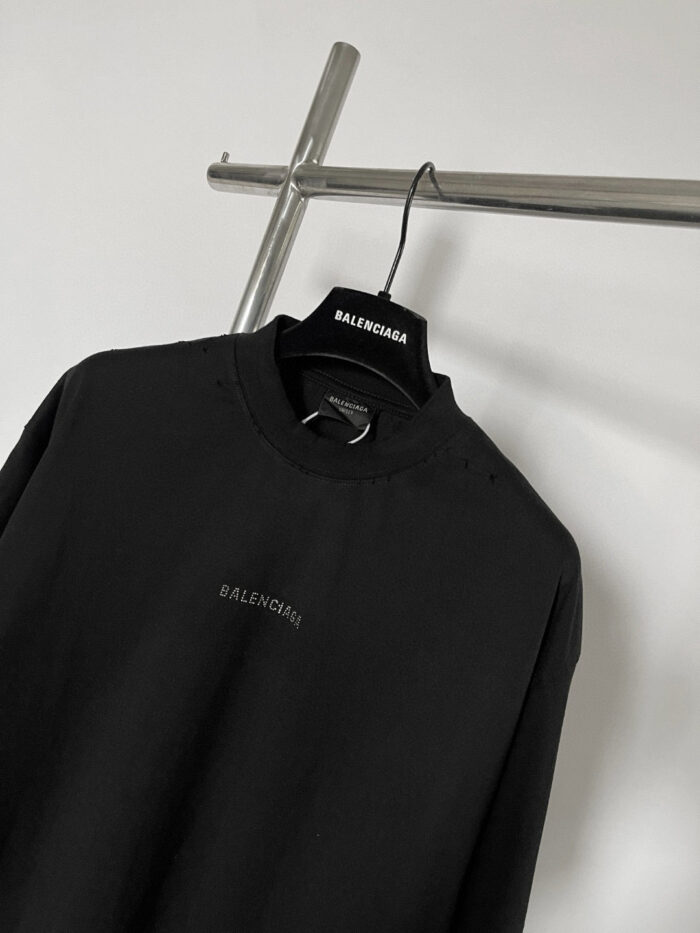 Felpa nera Balenciaga con collo alto, logo discreto, stile moderno e sofisticato.