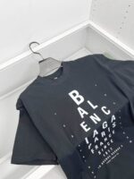 T-shirt nera Balenc con logo bianco, design moderno e stile minimalista.