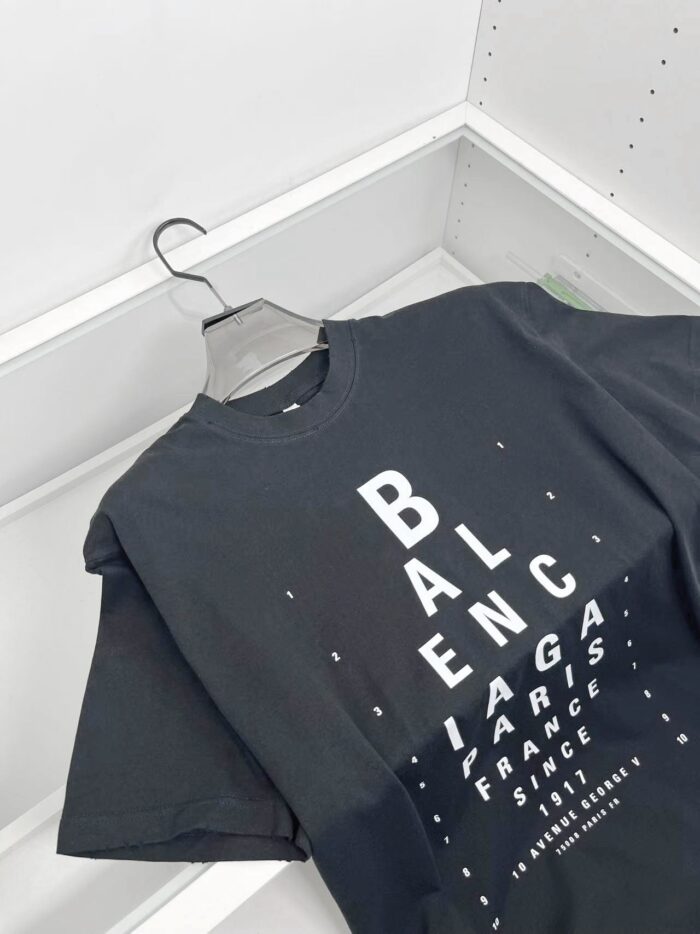 T-shirt nera Balenc con logo bianco, design moderno e stile minimalista.