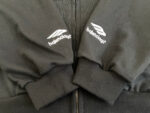 Giacca bomber Balenciaga nera, logo wing, stile slim fit, elegante e casual.
