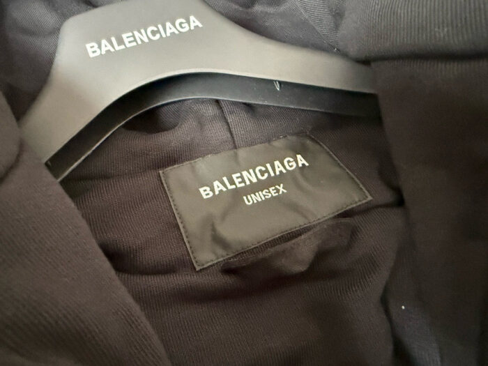 Etichetta e supporto Balenciaga unisex, abbigliamento di lusso nero minimalista.