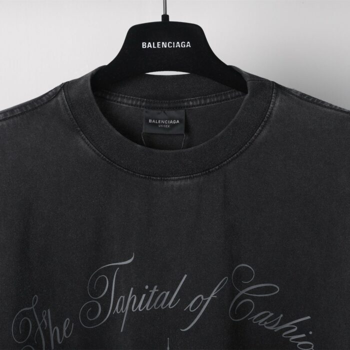 Felpa Balenciaga nera con ricamo elegante The Capital of Cashmere, stile casual sofisticato.