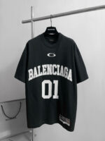 T-shirt oversize Balenciaga nero con logo bianco e dettaglio 01 in stile sporty.