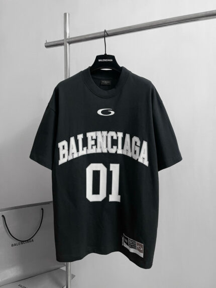 T-shirt oversize Balenciaga nero con logo bianco e dettaglio 01 in stile sporty.