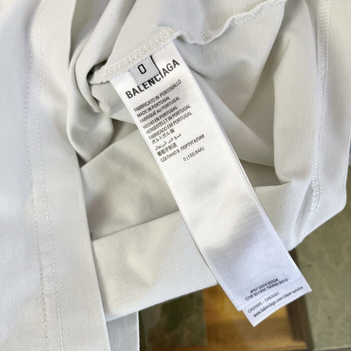 Etichetta Balenciaga su abbigliamento di lusso, dettagli di cura e qualità sofisticata.