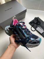 Sneaker Balenciaga colorata in mano con scatola di lusso e dettagli moderni.