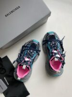 Sneaker Balenciaga colorate, design moderno, suola robusta, scatola minimal e shopper elegante.
