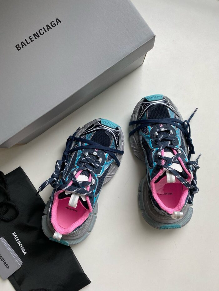 Sneaker Balenciaga colorate, design moderno, suola robusta, scatola minimal e shopper elegante.