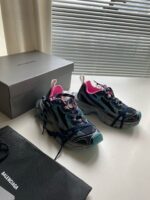Sneakers Balenciaga colorate in ambiente moderno, con scatola minimal e illuminazione naturale.