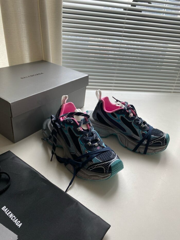 Sneakers Balenciaga colorate in ambiente moderno, con scatola minimal e illuminazione naturale.