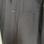 Camicia donna elegante blu scuro con bottoni, design moderno e brand discreto di lusso.