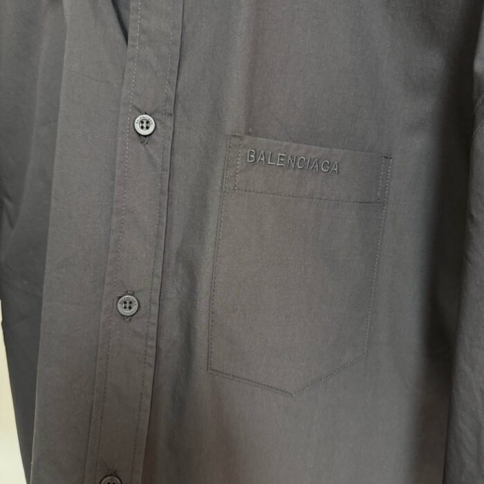 Camicia donna elegante blu scuro con bottoni, design moderno e brand discreto di lusso.
