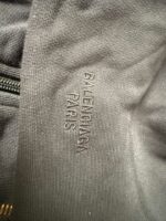 Giacca Balenciaga con logo ricamato e chiusura lampo, stile moderno e di lusso.