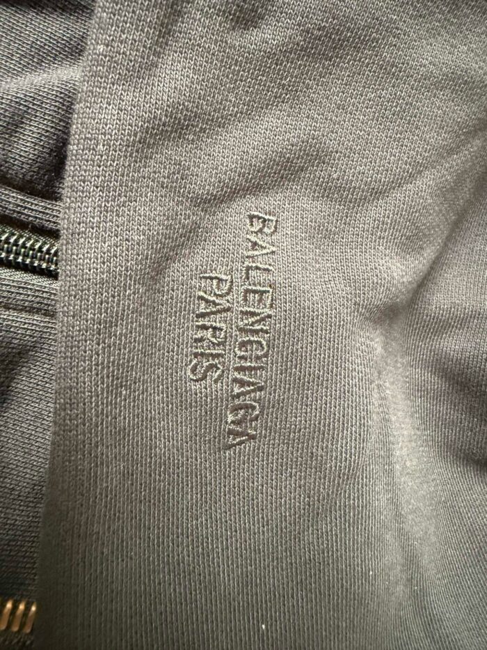 Giacca Balenciaga con logo ricamato e chiusura lampo, stile moderno e di lusso.