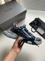 Sneaker Balenciaga futuristica con design innovativo, colori vivaci e dettagli moderni.