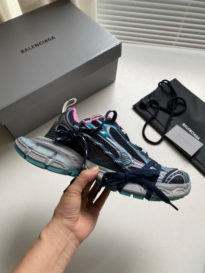 Sneaker Balenciaga futuristica con design innovativo, colori vivaci e dettagli moderni.