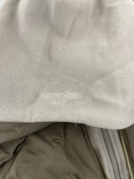 Felpa Balenciaga con cappuccio, dettagli minimal, logo elegante, stile casual di lusso.
