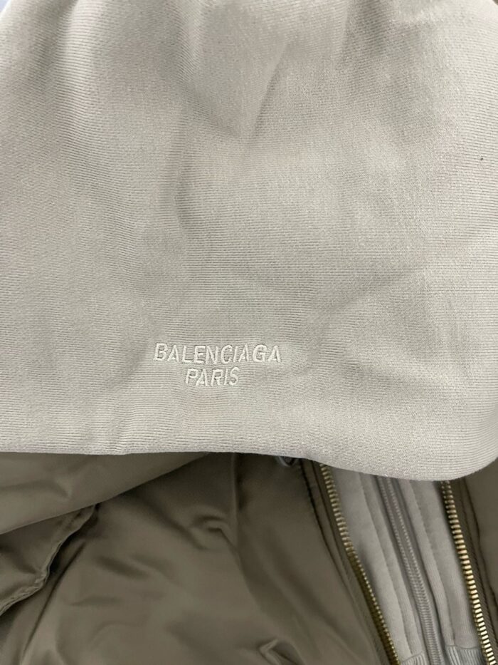 Felpa Balenciaga con cappuccio, dettagli minimal, logo elegante, stile casual di lusso.