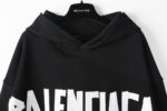 Felpa nera Balenciaga con logo bianco, stile streetwear e design moderno casual.