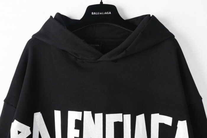 Felpa nera Balenciaga con logo bianco, stile streetwear e design moderno casual.