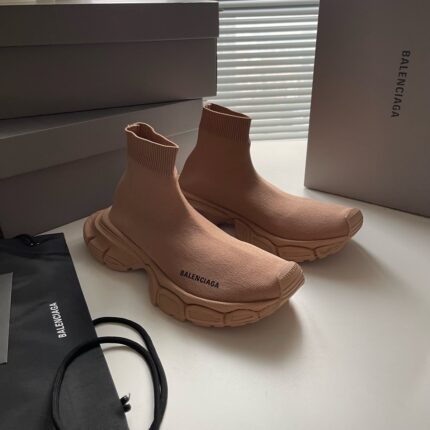 Sneakers Balenciaga sock-style beige con suola chunky, design moderno e elegante su sfondo minimalista.